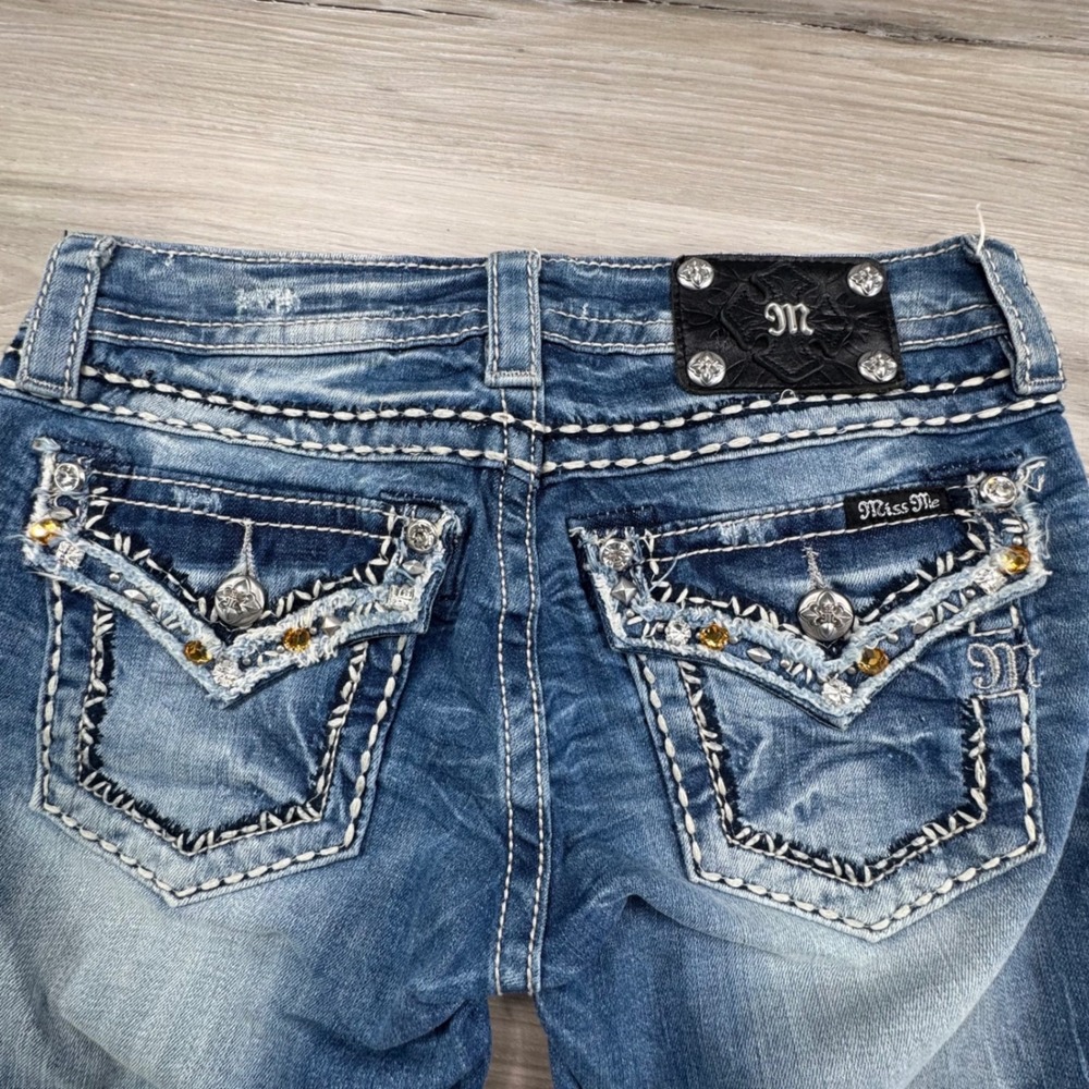 Miss Me Signature Cuffed Capri Jeans Size 27 Medium Wash Embellished JP5755P4
